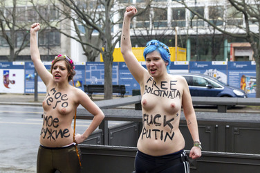 Femen Proteste vor der Russischen Botschaft, Berlin