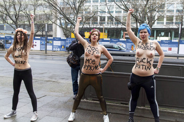 Femen Proteste vor der Russischen Botschaft, Berlin