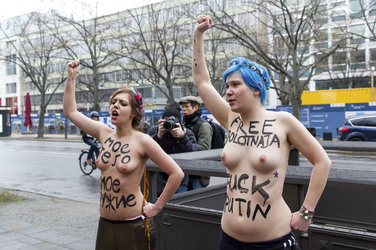 Femen Proteste vor der Russischen Botschaft, Berlin