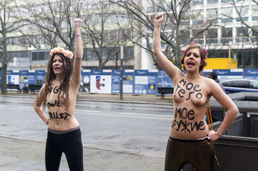 Femen Proteste vor der Russischen Botschaft, Berlin