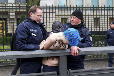 Femen Proteste vor der Russischen Botschaft, Berlin