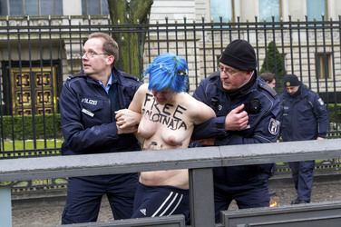 Femen Proteste vor der Russischen Botschaft, Berlin