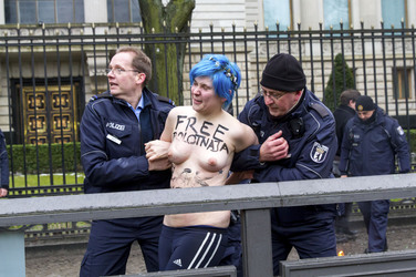 Femen Proteste vor der Russischen Botschaft, Berlin