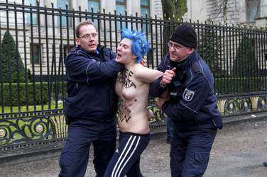 Femen Proteste vor der Russischen Botschaft, Berlin