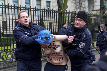 Femen Proteste vor der Russischen Botschaft, Berlin
