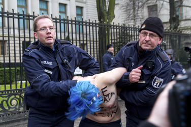 Femen Proteste vor der Russischen Botschaft, Berlin