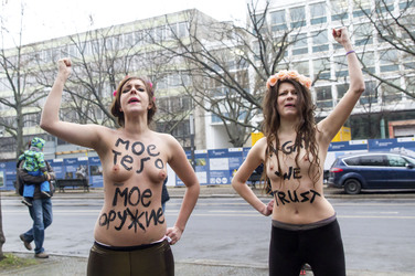 Femen Proteste vor der Russischen Botschaft, Berlin