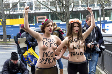 Femen Proteste vor der Russischen Botschaft, Berlin