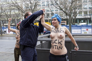 Femen Proteste vor der Russischen Botschaft, Berlin