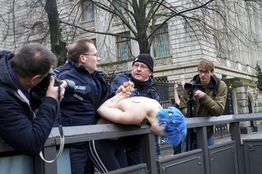 Femen Proteste vor der Russischen Botschaft, Berlin