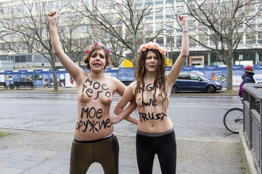 Femen Proteste vor der Russischen Botschaft, Berlin