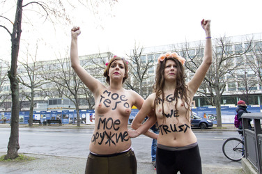 Femen Proteste vor der Russischen Botschaft, Berlin