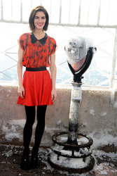 Hilary Rhoda Visits The Empire State Building