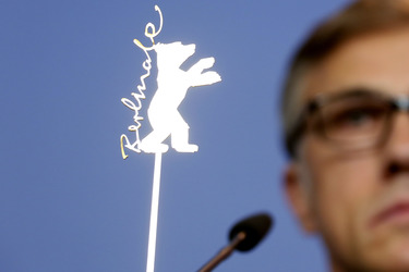 Christoph Waltz hinter Berlinale Logo