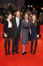 John B. Emerson mit Gattin Kimberly Emerson und Töchtern Hayley und Taylor