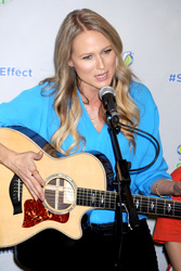 Jewel präsentiert den Swiffer Sweep & Trap, New York