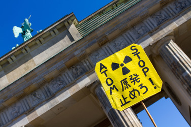 Anti-Atom Demonstration vor der japanischen Botschft, Berlin