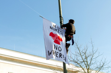 Anti-Atom Demonstration vor der japanischen Botschft, Berlin