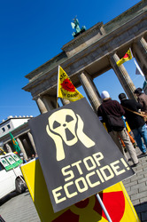 Anti-Atom Demonstration vor der japanischen Botschft, Berlin