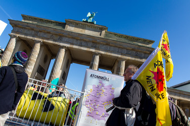 Anti-Atom Demonstration vor der japanischen Botschft, Berlin