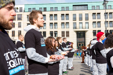 Tierkörperaktion vor dem Brandenburger Tor, Berlin