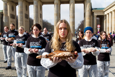 Tierkörperaktion vor dem Brandenburger Tor, Berlin