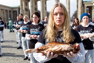 Tierkörperaktion vor dem Brandenburger Tor, Berlin