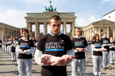Tierkörperaktion vor dem Brandenburger Tor, Berlin
