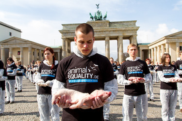 Tierkörperaktion vor dem Brandenburger Tor, Berlin