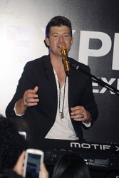Robin Thicke beim Express Times Square Grand Opening Event, New York