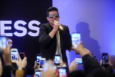 Robin Thicke beim Express Times Square Grand Opening Event, New York