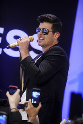 Robin Thicke beim Express Times Square Grand Opening Event, New York