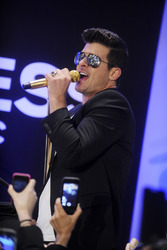 Robin Thicke beim Express Times Square Grand Opening Event, New York