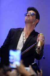 Robin Thicke beim Express Times Square Grand Opening Event, New York