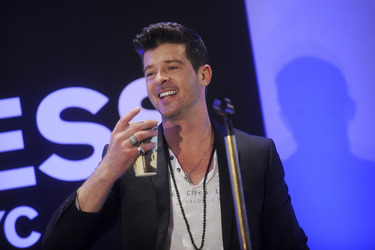 Robin Thicke beim Express Times Square Grand Opening Event, New York