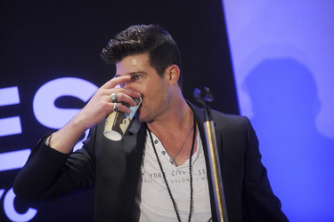 Robin Thicke beim Express Times Square Grand Opening Event, New York