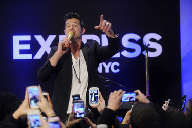 Robin Thicke beim Express Times Square Grand Opening Event, New York