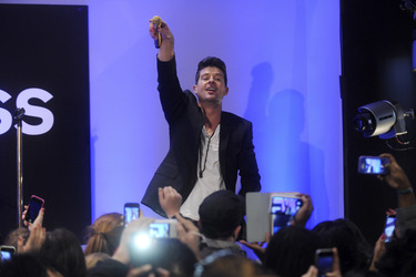 Robin Thicke beim Express Times Square Grand Opening Event, New York