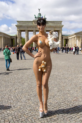 Micaela Schäfer posiert als Osterüberraschung, Berlin