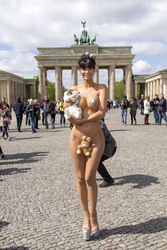 Micaela Schäfer posiert als Osterüberraschung, Berlin