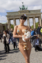 Micaela Schäfer posiert als Osterüberraschung, Berlin