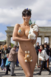 Micaela Schäfer posiert als Osterüberraschung, Berlin