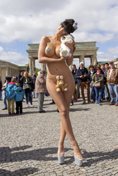 Micaela Schäfer posiert als Osterüberraschung, Berlin