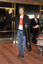 Paul McCartney am Flughafen, Tokio