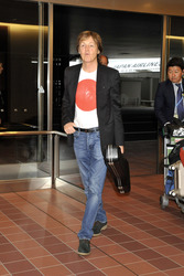 Paul McCartney am Flughafen, Tokio