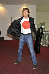Paul McCartney am Flughafen, Tokio