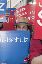 Demonstrationen während der TV-Talksendung 'Wie geht's, Europa?', Berlin