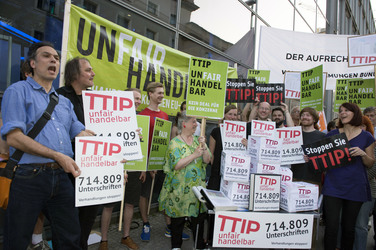 Demonstrationen während der TV-Talksendung 'Wie geht's, Europa?', Berlin