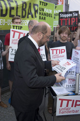 Demonstrationen während der TV-Talksendung 'Wie geht's, Europa?', Berlin
