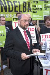 Demonstrationen während der TV-Talksendung 'Wie geht's, Europa?', Berlin